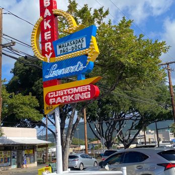 Leonard's Bakery - Parking lot sign - Bakeries Near Me - Honolulu, Hawaii