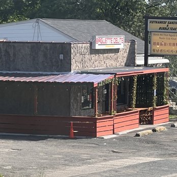 Baguette Delite - A view of the building heading southward on Old Post Road - Vietnamese Near Me - Edison, New Jersey