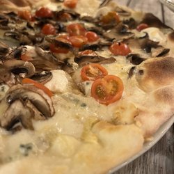 San Siro - Quattro Formaggio with tomato's, mushrooms and goat cheese.