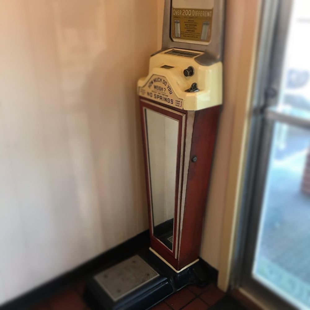 Loggins Restaurant - a clock on the floor - American Near Me - Tyler, Texas
