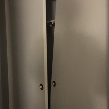 Super 8 by Wyndham Ozona - Broken closet doors - Hotels Near Me - Ozona, Texas