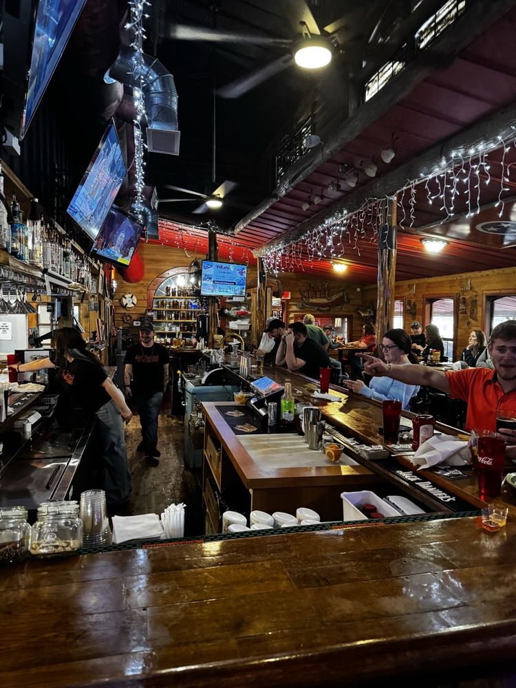 Twisted Oaks Saloon Logo