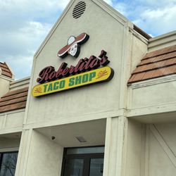 Robertito's Taco Shop - Sign