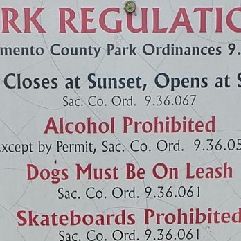 Jensen Botanical Gardens - A posted sign stating dogs must be on leash. - Botanical Gardens Near Me - Carmichael, California