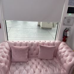 Ileana Nails - Seating