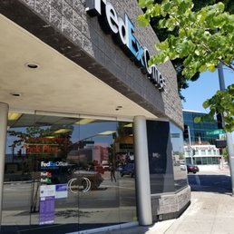 drove by on 7/28, the store was empty. FedEx was gone? drove by on 7/28, the store was empty. FedEx was gone?