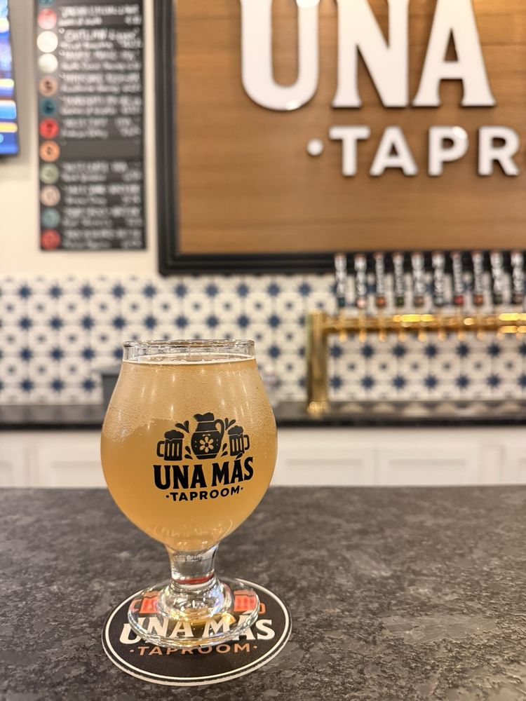 Una Mas Taproom Logo