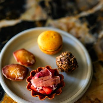 Hélicoptère - Déssert Mignardises | Mai 2025 - Canadian (New) Near Me - Montreal, Quebec