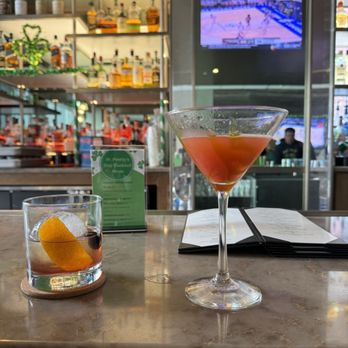 Holloways Bar - Lounges Near Me - Chicago, Illinois