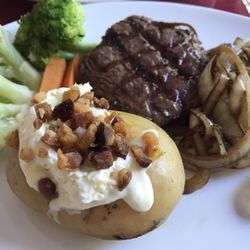 O Irlandês - Steak, baked potato, veggies, & sautéed onions!   Filé, batata assada, vegetais  & cebola refogada!