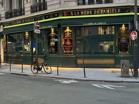 À la Mère de Famille by null