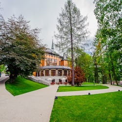 Park Górny im. Adama hrabiego Stadnickiego - Park Górny - Dworek Gościnny, odbudowany w 2011 roku