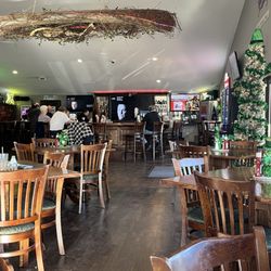 Brian's Boat House - Dining area by the bar