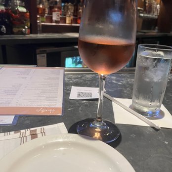 Upstairs Bar & Lounge - Rosé - Lounges Near Me - Houston, Texas