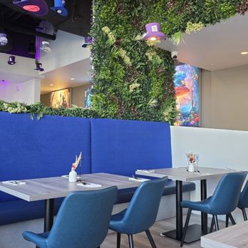 Mad Hatter Bistro - Beautiful decor - Cafes Near Me - Vancouver, British Columbia
