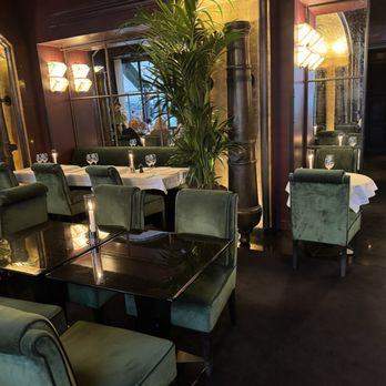 Cafe de l’Esplanade - Inside seating - French Near Me - Paris, 75