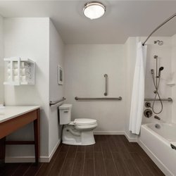 Hampton Inn & Suites Pittsburgh/Harmarville - Guest room bath