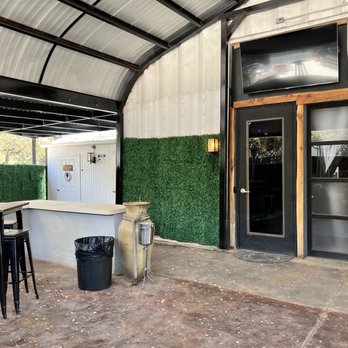 Best Dam BBQ Joint - Patio area - Barbeque Near Me - Austin, Texas
