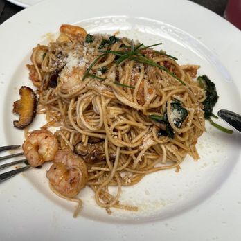 Yard House - Lobster Garlic Noodles - if you want a sodium overdose. - Bars Near Me - Roseville, California Yard House - Lobster Garlic Noodles - if you want a sodium overdose. - Bars Near Me - Roseville, California