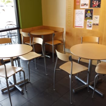 Jamba - Tables to sit at. - Juice Bars & Smoothies Near Me - Tualatin, Oregon
