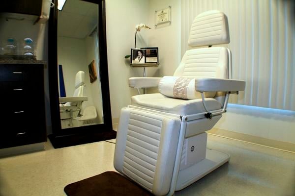 Photo of Suzanne Quardt MD - Palm Desert Plastic Surgery - Rancho Mirage, CA, US. https://palmdesertplasticsurgery.com/office/