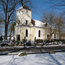 Dorfkirche Lübars - Dorfkirche Lübars mit Friedhof davor.