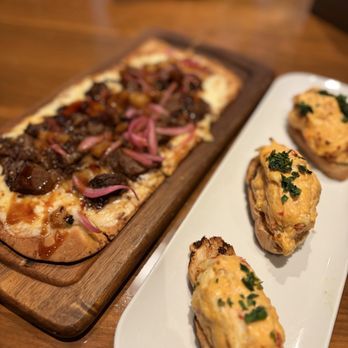Rooftop 360 - Crab crostini and teriyaki beef flat bread - Bars Near Me - Bowling Green, Florida Rooftop 360 - Crab crostini and teriyaki beef flat bread - Bars Near Me - Bowling Green, Florida