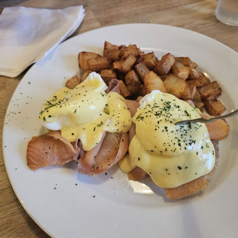 The Cracked Egg - Avocado and Smoked salmon eggs Benedict - Breakfast & Brunch Near Me - Chicago, Illinois