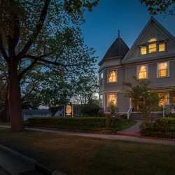 McConnell Inn - View at dusk of McConnell Inn