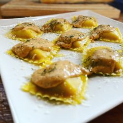 Caburé Gastrobar - Raviolis de marisco con salsa de cigalas.