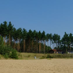 Frankfurter Freizeit- u. Campingpark Helene-See - Blick über den FKK-Strand Richtung Eingang... oben rechts Imbiss - links WC
