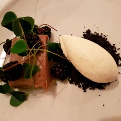 Christianshøjkroen - Brombær, iscreme, syre og mazarin-kage og karamel