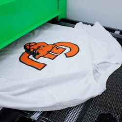Alien Prints - Tshirt with a front-center 2 colors print.