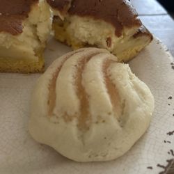La Favorita Bakery - Conchitas and cheesecake