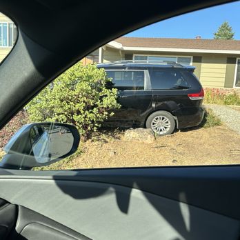 Hero Towing - Car stuck in our front yard - Towing Near Me - Walnut Creek, California