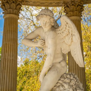 Le Petit Trianon - Castles Near Me
