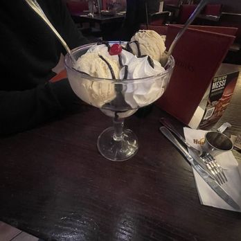 Hard Rock Cafe - Hot fudge brownie sundae - American Near Me - Hollywood, Florida Hard Rock Cafe - Hot fudge brownie sundae - American Near Me - Hollywood, Florida