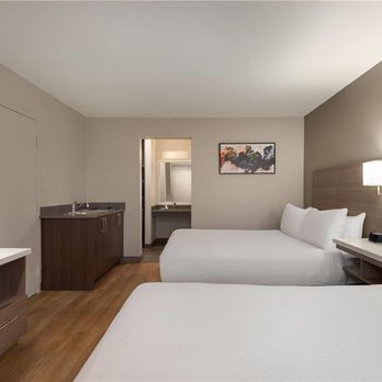 Days Inn by Wyndham - Guest room - Hotels Near Me - Kelowna, British Columbia Days Inn by Wyndham - Guest room - Hotels Near Me - Kelowna, British Columbia