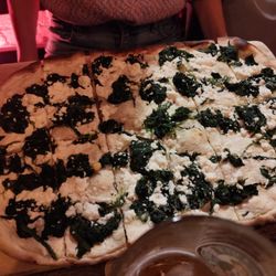 Schöneberger - Flammkuchen "Popeye" mit Schafskäse, Spinat & Knoblauch (13,90 €)