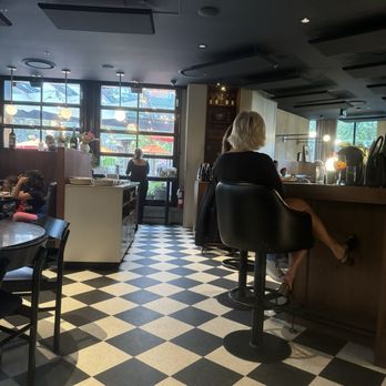 Bufala Edgemont Village - View of bar - Cocktail Bars Near Me - North Vancouver, British Columbia
