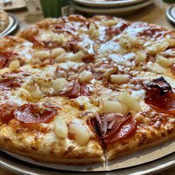 Papa Mckee's Pizzeria - Hawaiian pizza