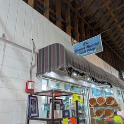 Red Barn Flea Market - Tourist gift shop