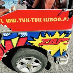 Tuk Tuk Lisboa - Circuitos Turísticos - Website URL on back of tuk tuk