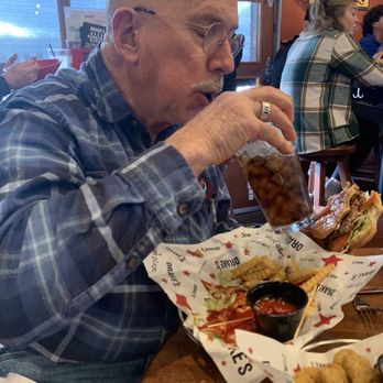 Drake's Hurstbourne - Getting fed - Bars Near Me - Louisville, Kentucky