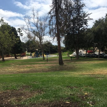 Edward Vincent Jr Park - Nice grass to sit down on - Parks Near Me - Inglewood, California