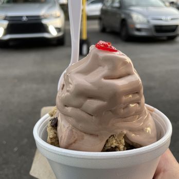 Dreamette - Sundae with Chocolate Ice Cream, Cookie Dough and Oreos - Ice Cream & Frozen Yogurt Near Me - Jacksonville, Florida