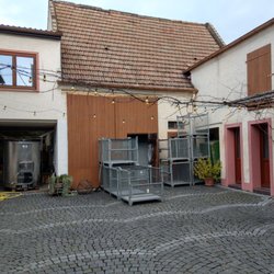 W.J. Schäfer - Hof mit Weinverarbeitungsgeräten