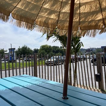 Snoasis - Outside area, I feel like I'm at the beach! - Ice Cream & Frozen Yogurt Near Me - Timonium, Maryland