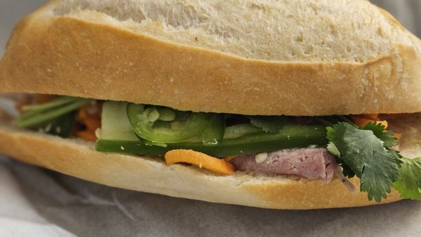 Banh Mi Che Cali by null