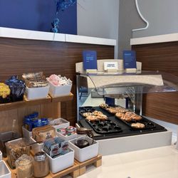 Holiday Inn Express & Suites Bluffton @ Hilton Head Area - Fresh cinnamon rolls